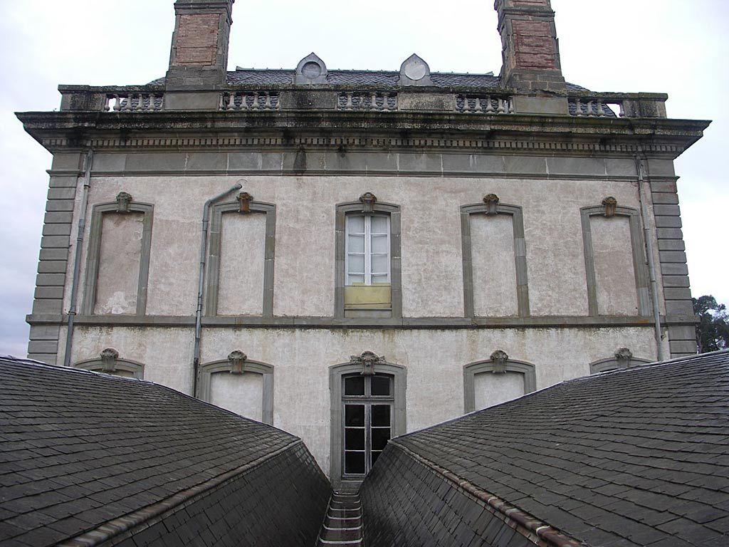 Château. Pavillon est.