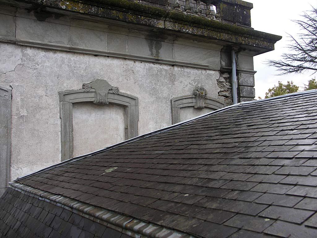 Château. Pavillon est et toiture en ardoises de l’orangerie est.