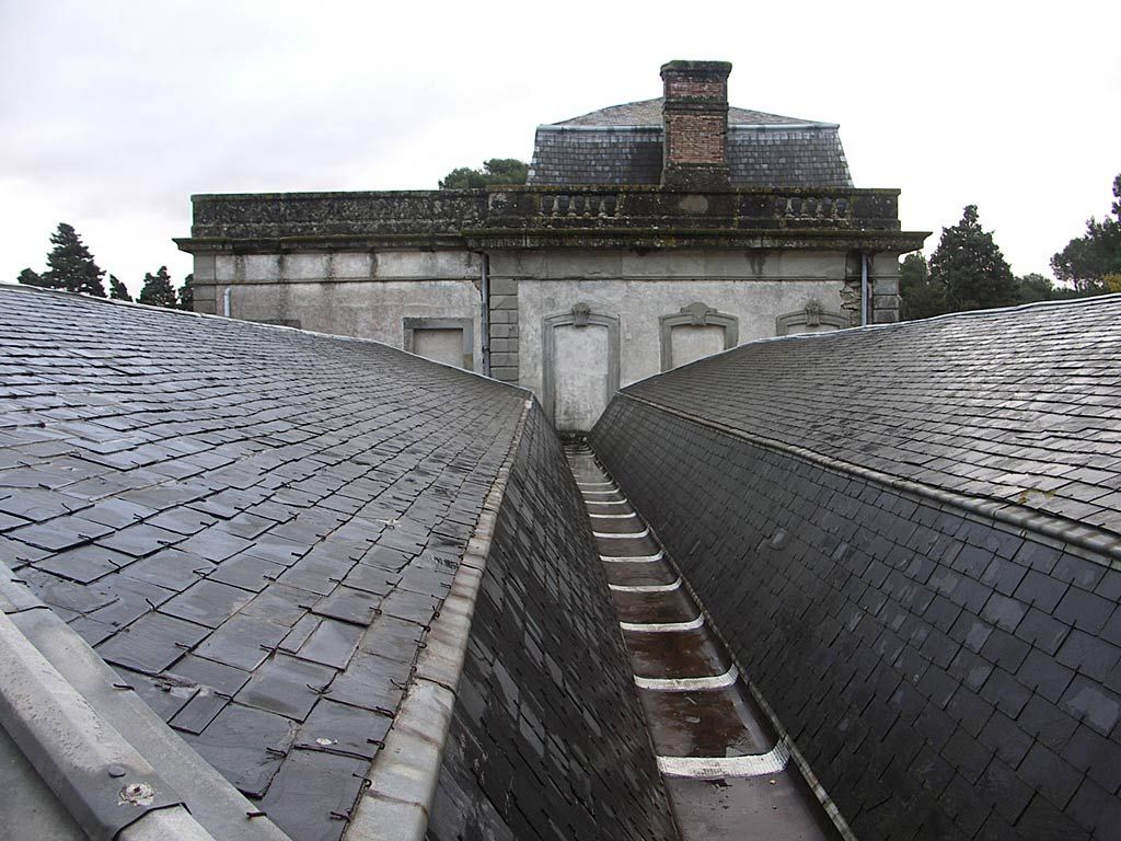 Château. Pavillon est et toiture en ardoises de l’orangerie est.