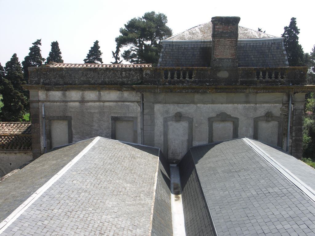 Château. Pavillon est et toiture en ardoises de l’orangerie est.