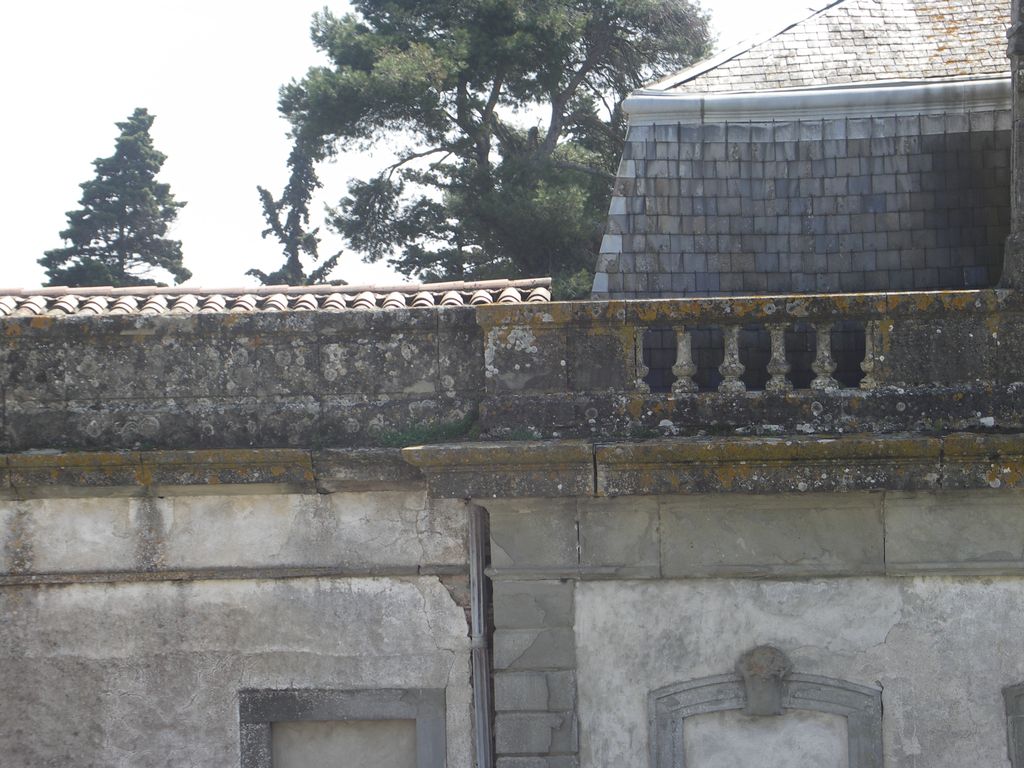 Château. Pavillon est. Détail modénature.