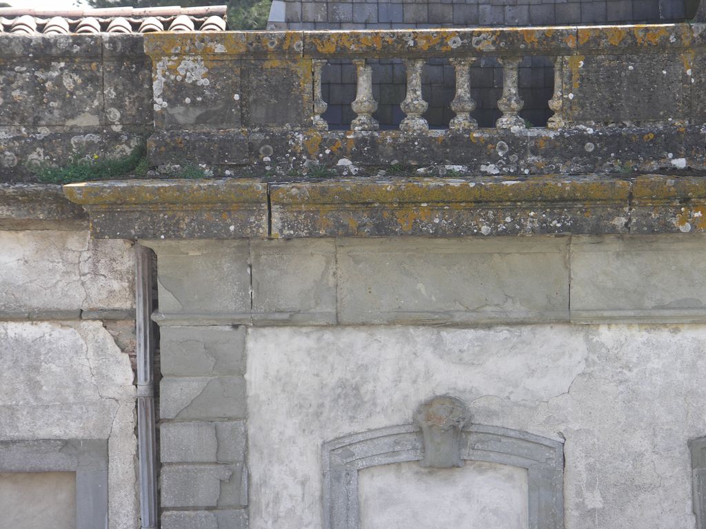 Château. Pavillon est. Détail modénature.