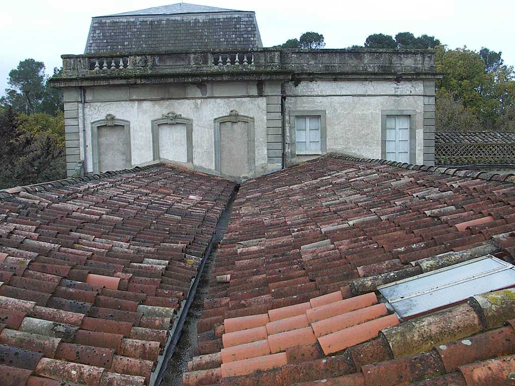 Château. Pavillon ouest et toiture en tuiles de l’orangerie ouest.