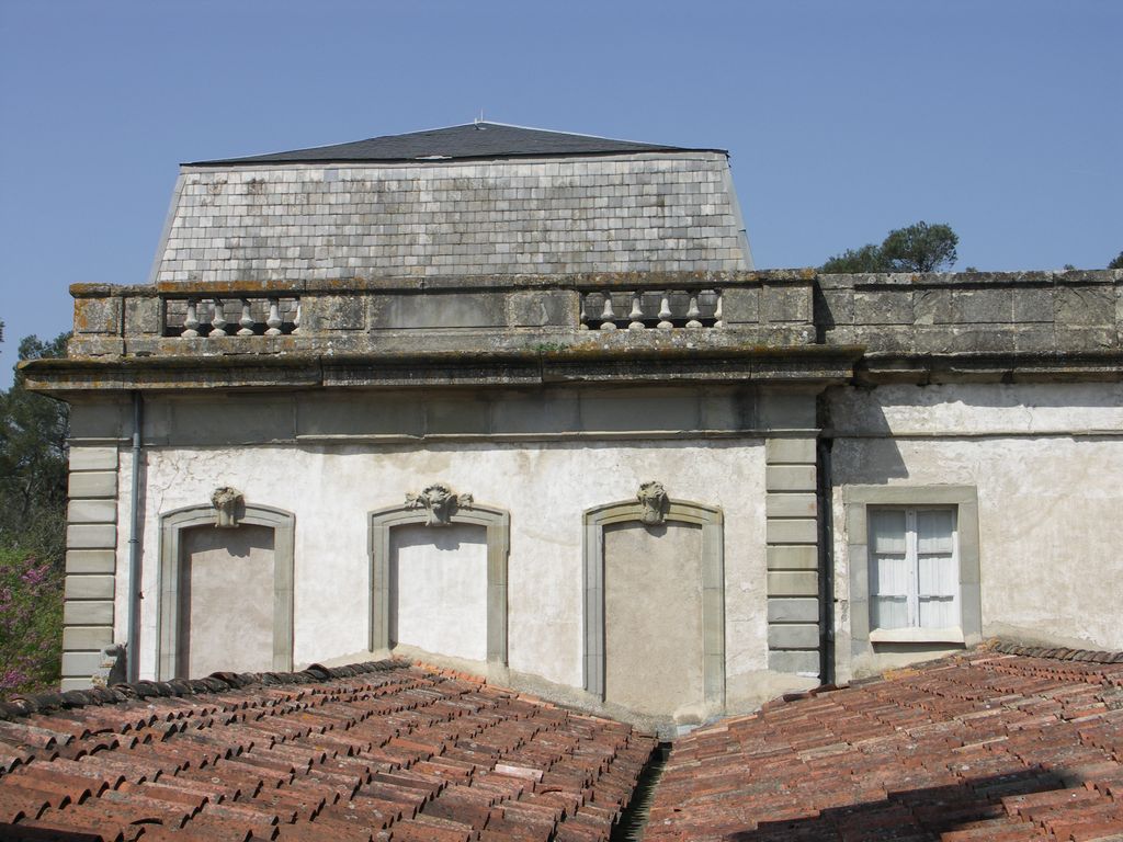 Château. Pavillon ouest et toiture en tuiles de l’orangerie ouest.