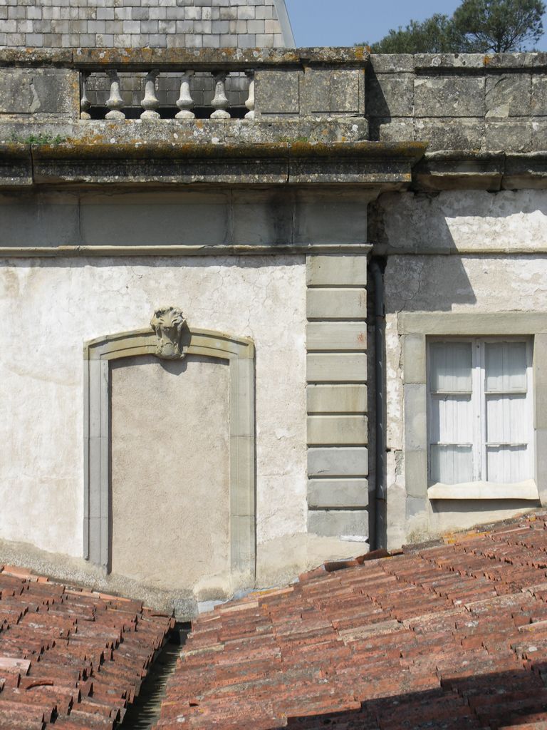 Château. Pavillon ouest et toiture en tuiles de l’orangerie ouest.