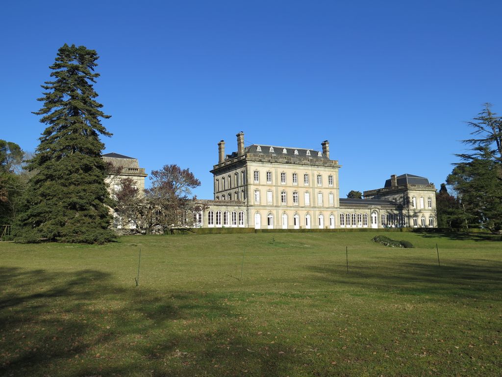 Château. Façade sud sur le parc.