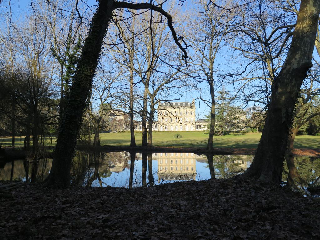 Parc. Pièce d’eau au sud face au château.