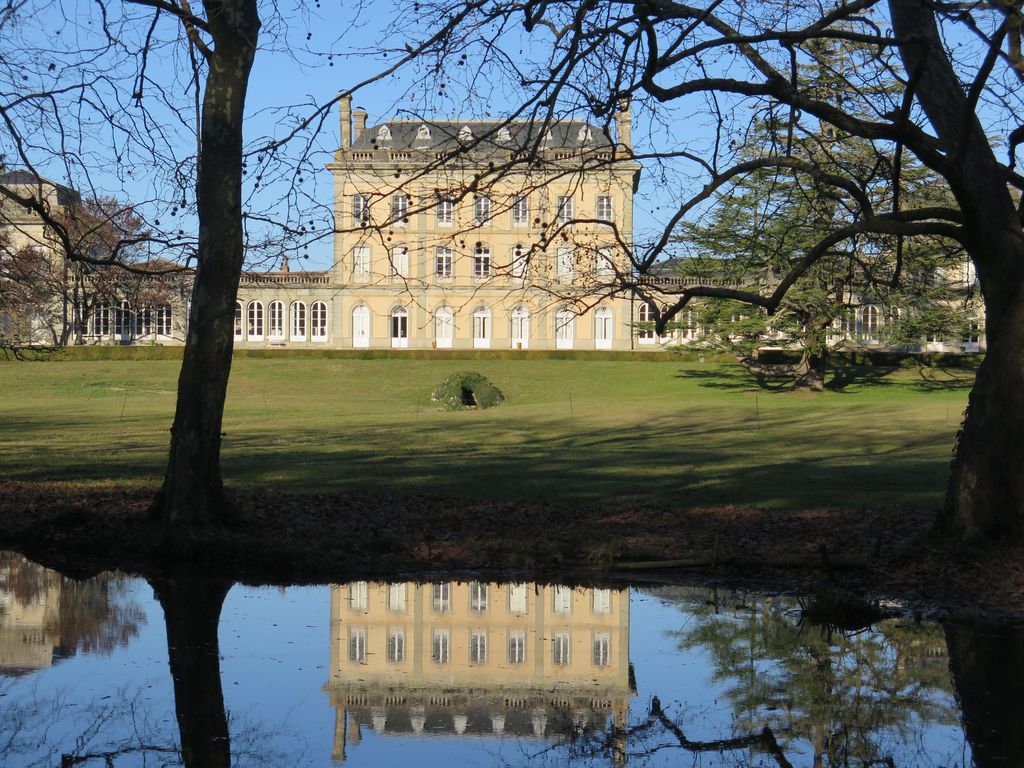 Parc. Pièce d’eau au sud face au château.