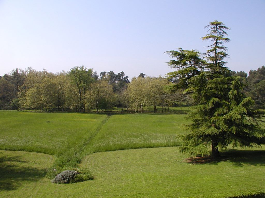 Parc. Depuis la terrasse au sud, vers la pièce d’eau.