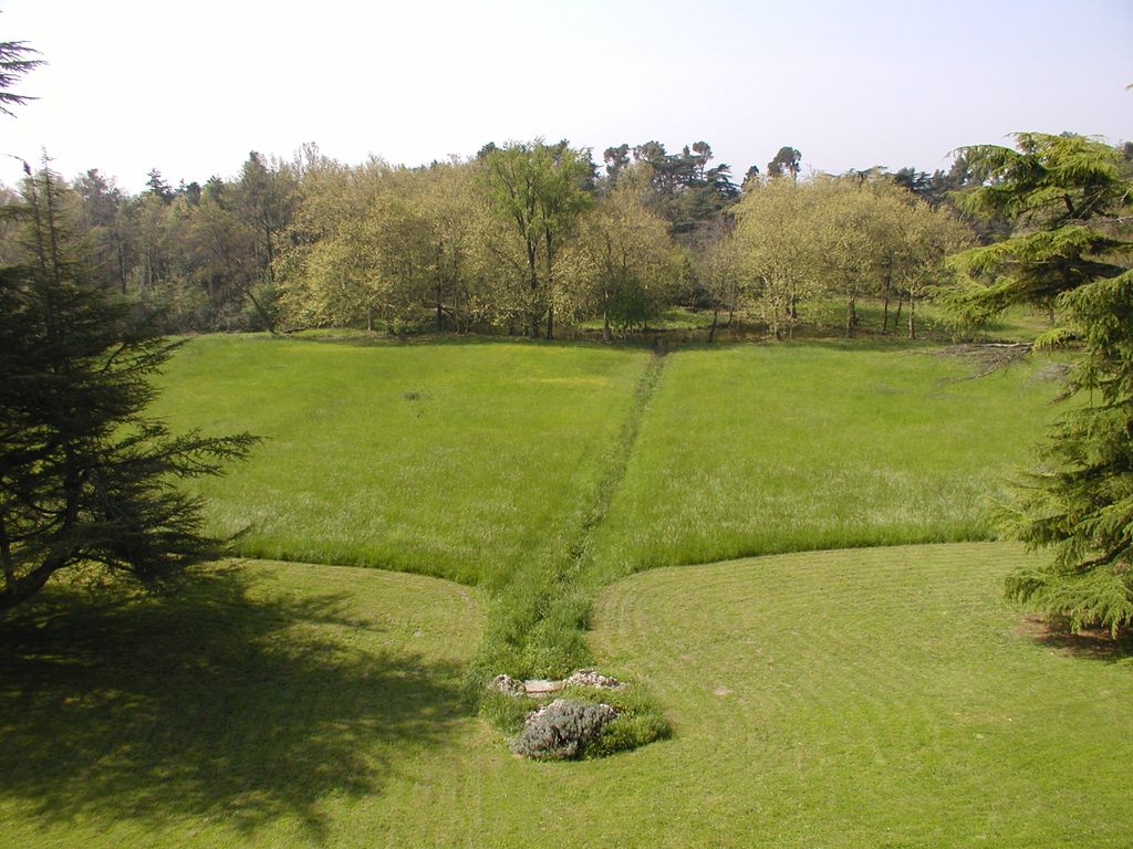 Parc. Depuis la terrasse au sud, vers la pièce d’eau. Rochers de la source alimentant la pièce d’eau.