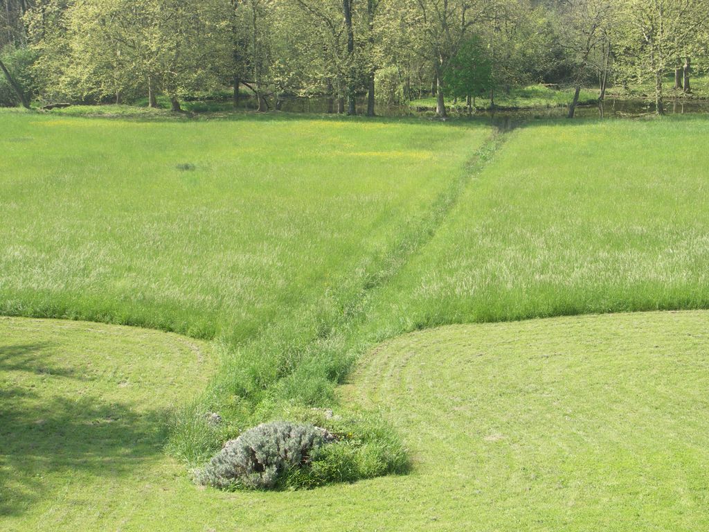 Parc. La prairie centrale. La source et l’alimentation de la pièce d’eau.