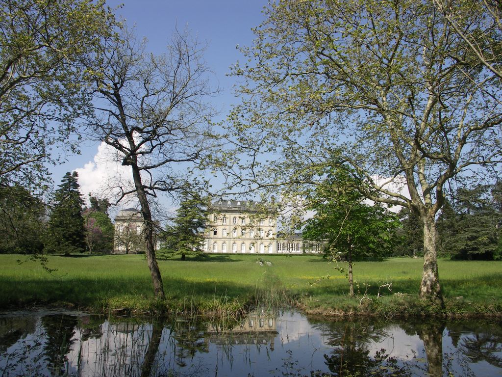 Parc. Le château se reflétant dans la pièce d’eau.