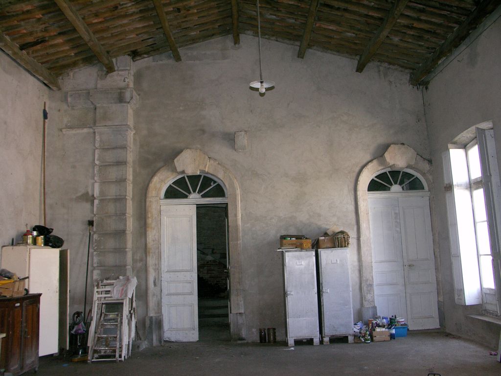 Orangerie ouest. Non aménagée. Porte donnant accès à l’escalier non terminé montant à l’étage du pavillon ouest