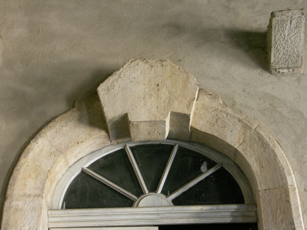 Orangerie ouest. Non aménagée. Porte donnant accès à l’escalier non terminé montant à l’étage du pavillon ouest. Détail d’une clé en attente