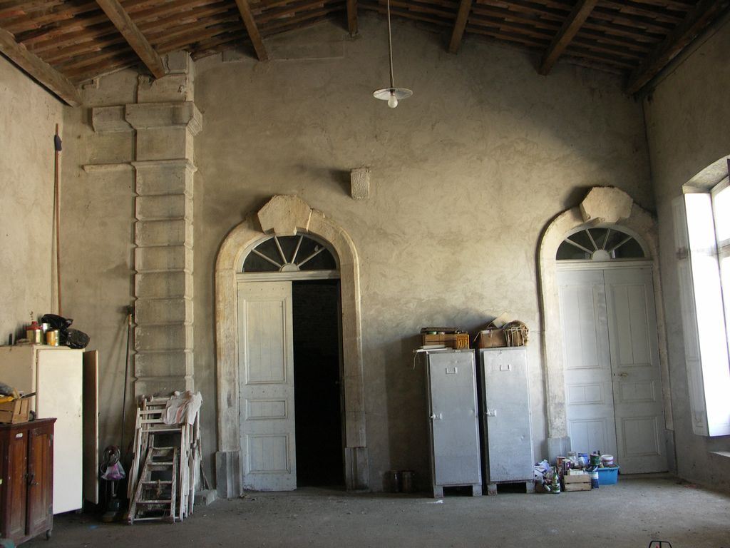 Orangerie ouest. Non aménagée. Porte donnant accès à l’escalier non terminé montant à l’étage du pavillon ouest