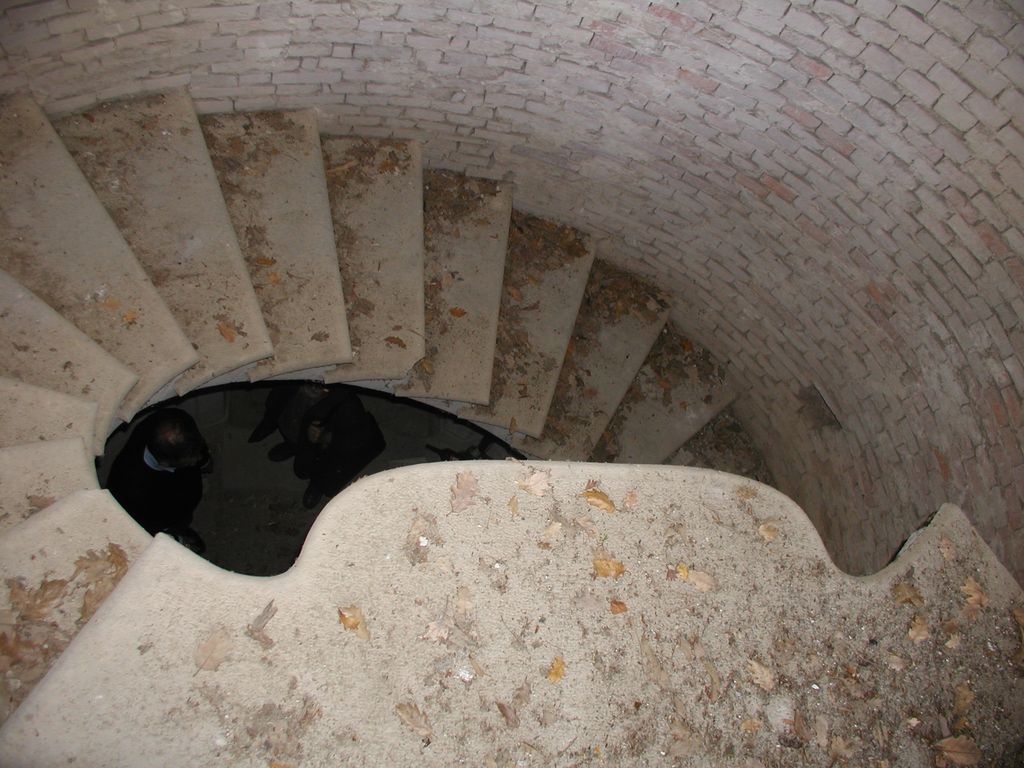 Pavillon ouest. Escalier inachevé 