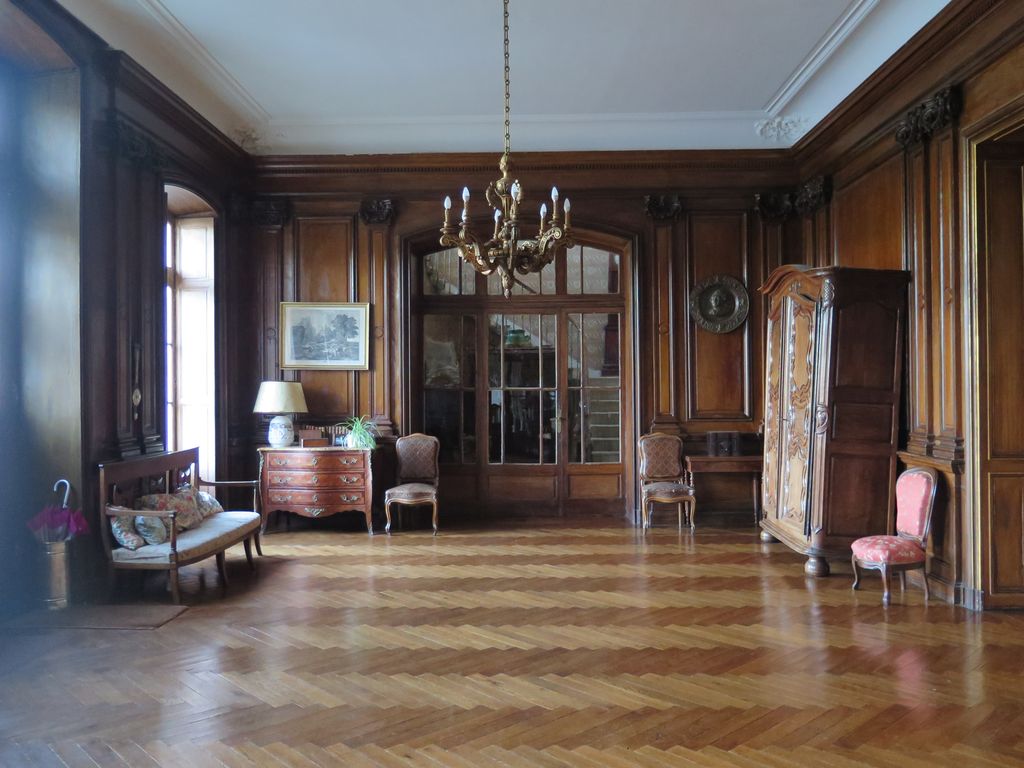 Château. Intérieur. Vestibule d’honneur. Porte vers le grand escalier