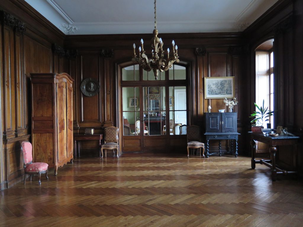 Château. Intérieur. Vestibule vers le petit salon ouest