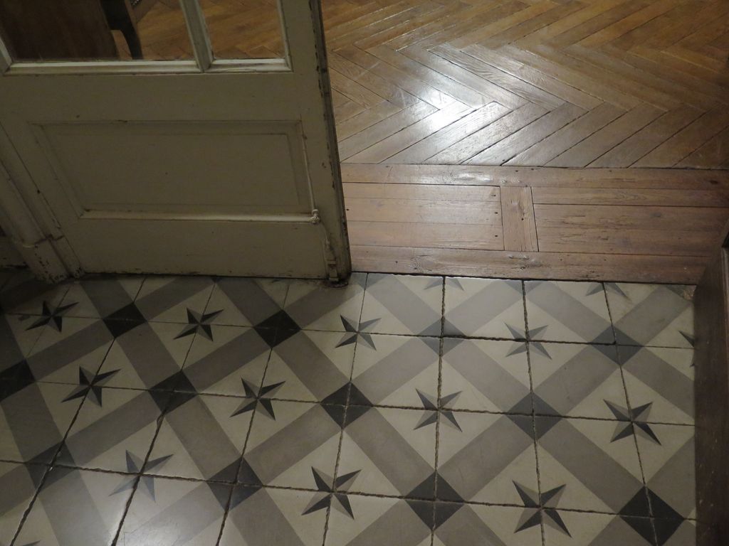 Château. Intérieur. Vestibule d’honneur. Porte vers le grand escalier, jonction carreaux ciment et parquet