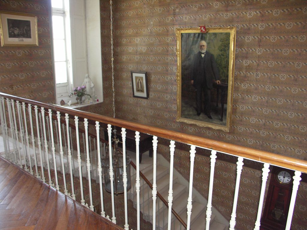 Château. Intérieur. Le grand escalier