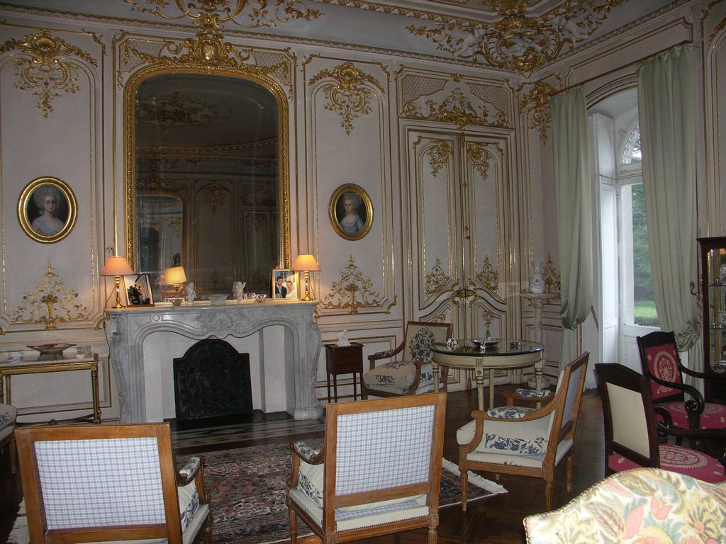 Château. Intérieur. Le grand salon. Vue d’ensemble