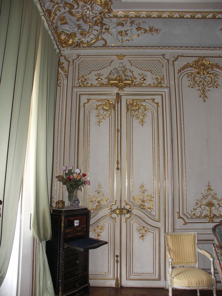 Château. Intérieur. Le grand salon. Détail des boiseries néo-rococo