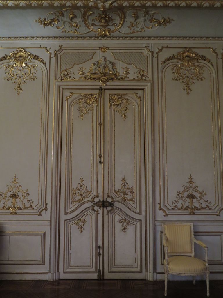 Château. Intérieur. Le grand salon. Détail des boiseries néo-rococo