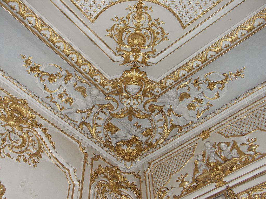 Château. Intérieur. Le grand salon. Détail des boiseries néo-rococo. Colombes