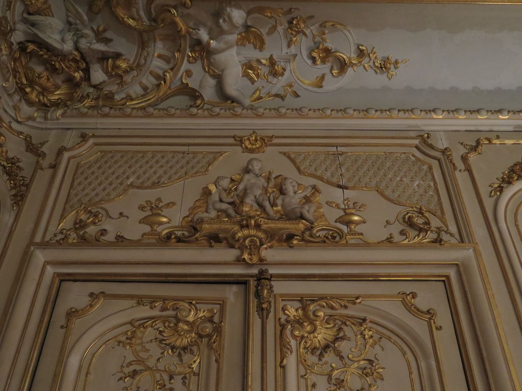 Château. Intérieur. Le grand salon. Détail des boiseries néo-rococo. Putti. Représentation de la Science