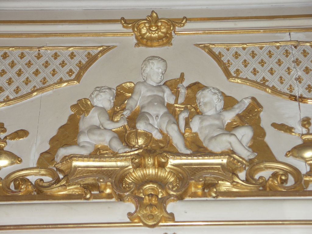 Château. Intérieur. Le grand salon. Détail des boiseries néo-rococo. Putti. Représentation de la Science