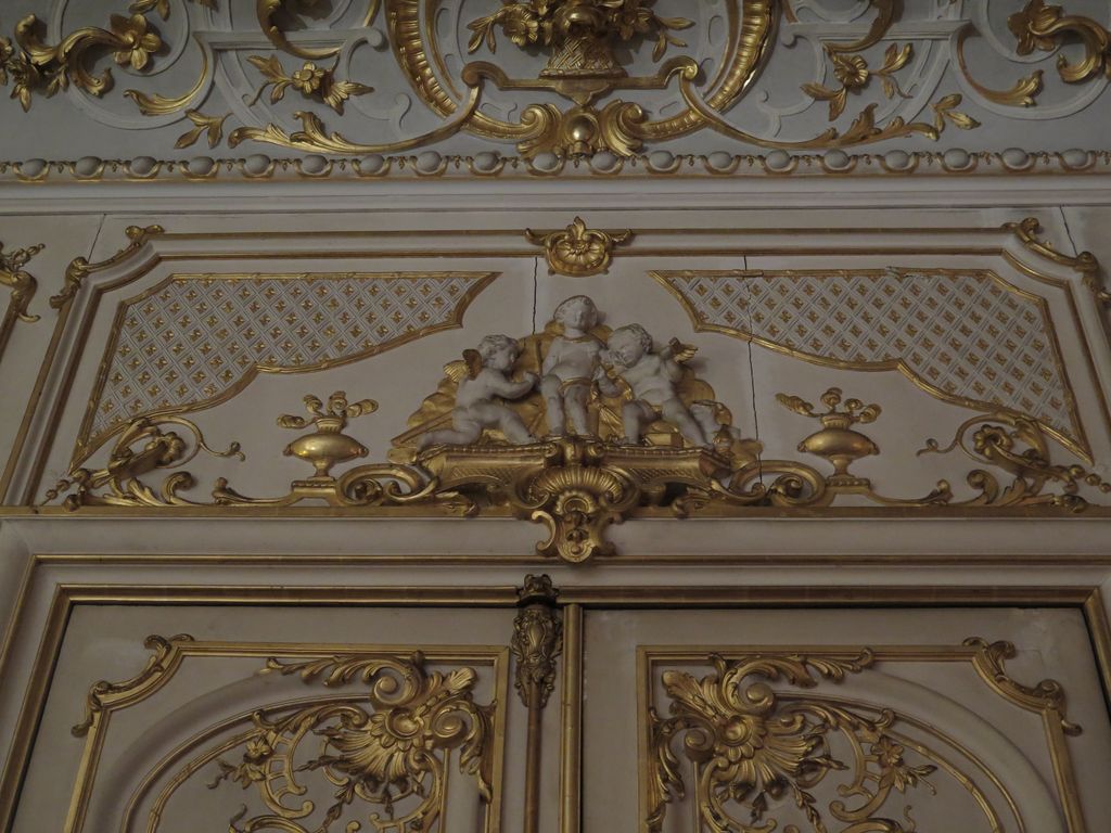 Château. Intérieur. Le grand salon. Détail des boiseries néo-rococo. Putti. Représentation de la Sculpture