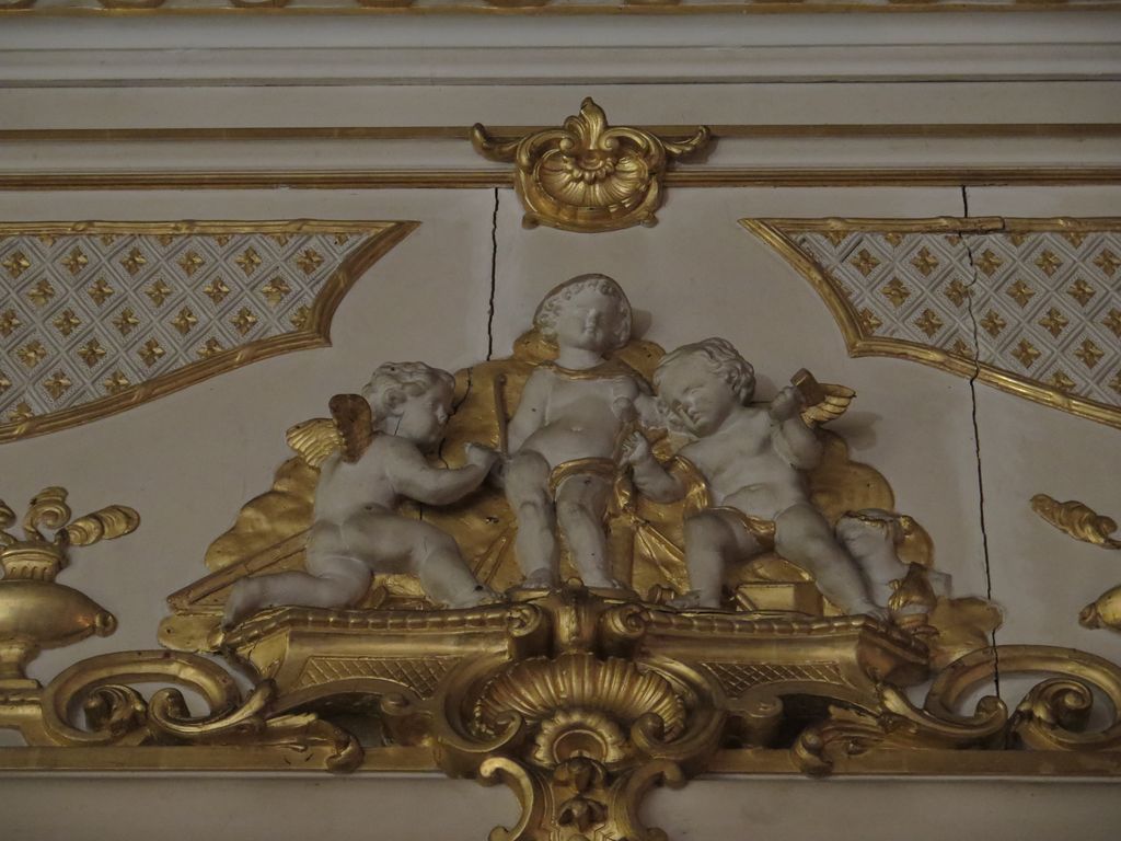 Château. Intérieur. Le grand salon. Détail des boiseries néo-rococo. Putti. Représentation de la Sculpture