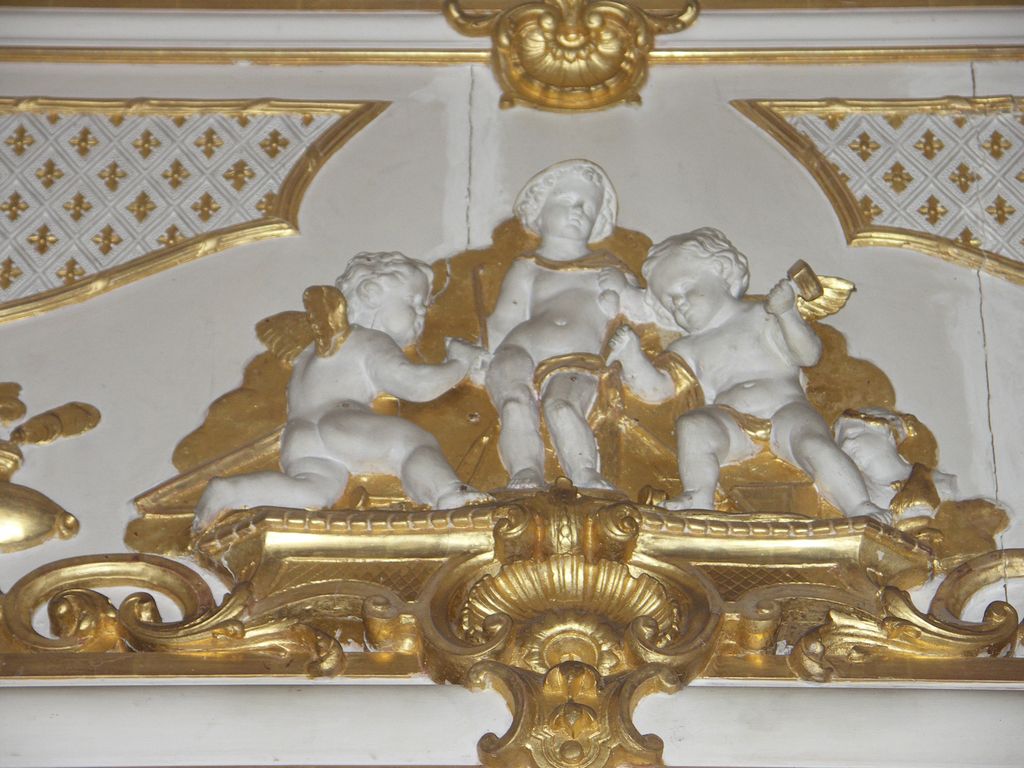 Château. Intérieur. Le grand salon. Détail des boiseries néo-rococo. Putti. Représentation de la Sculpture