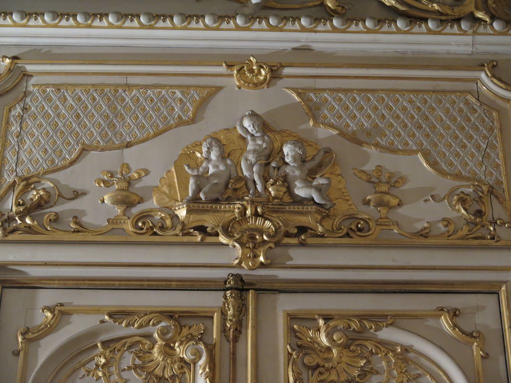 Château. Intérieur. Le grand salon. Détail des boiseries néo-rococo. Putti. Représentation de la Peinture