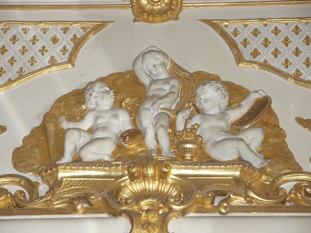 Château. Intérieur. Le grand salon. Détail des boiseries néo-rococo. Putti. Représentation de la Peinture