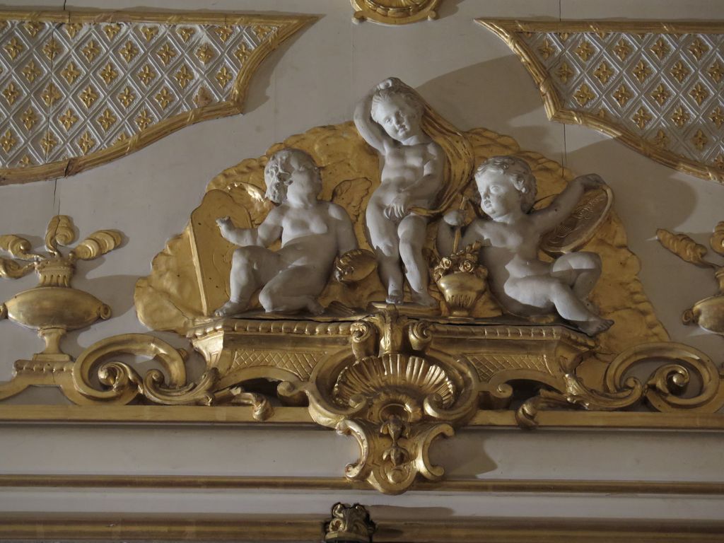 Château. Intérieur. Le grand salon. Détail des boiseries néo-rococo. Putti. Représentation de la Peinture