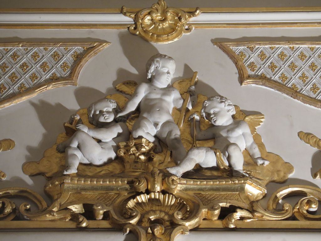 Château. Intérieur. Le grand salon. Détail des boiseries néo-rococo. Putti. Représentation de l’Architecture