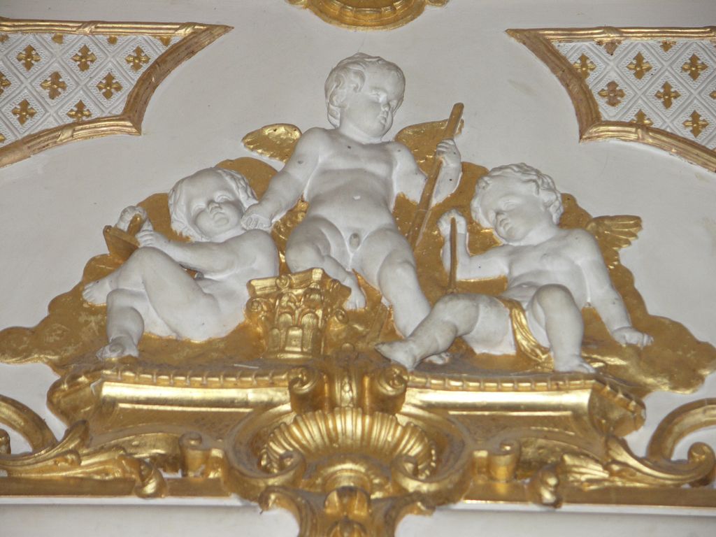 Château. Intérieur. Le grand salon. Détail des boiseries néo-rococo. Putti. Représentation de l’Architecture