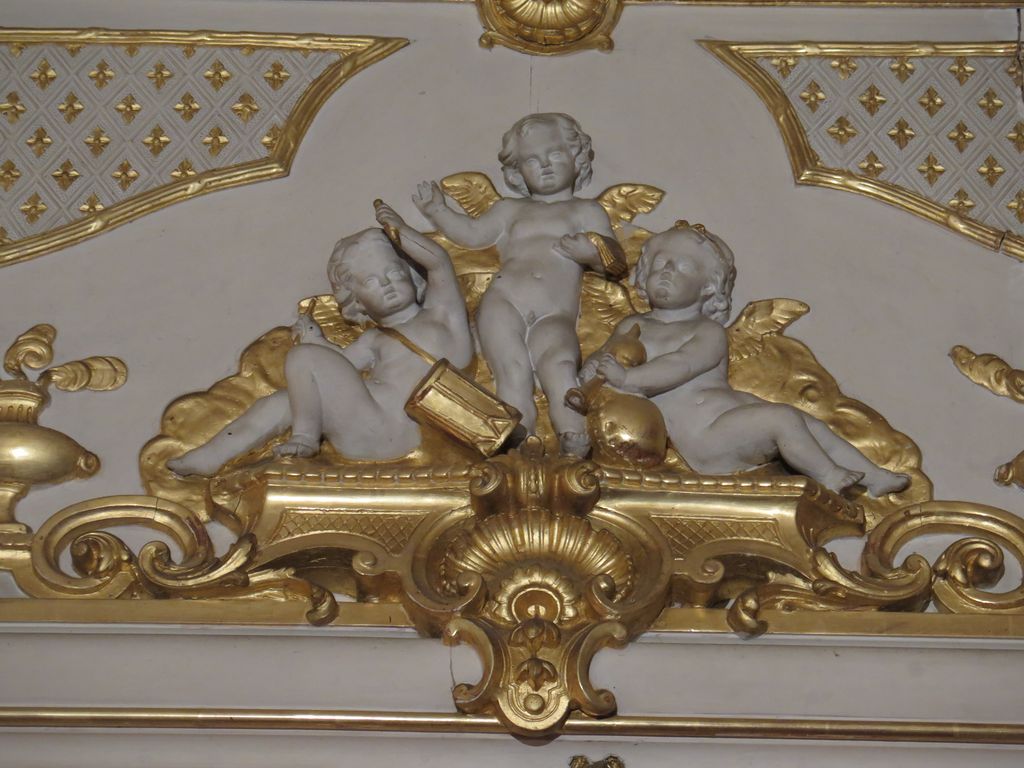 Château. Intérieur. Le grand salon. Détail des boiseries néo-rococo. Putti. Représentation de la Musique