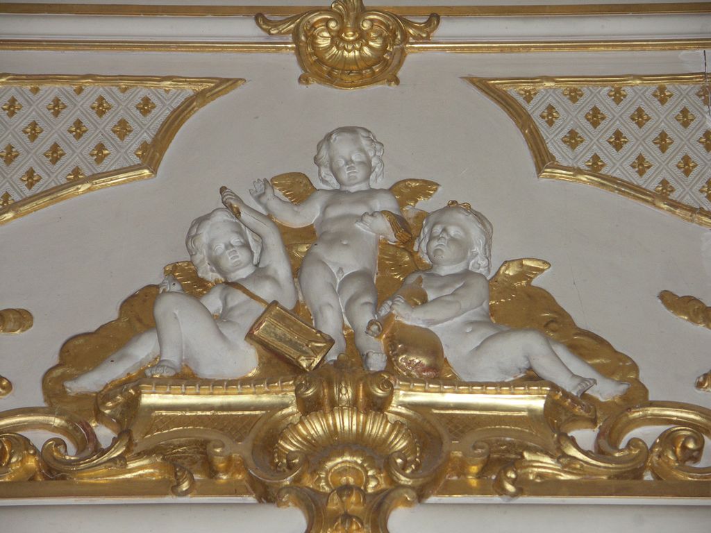 Château. Intérieur. Le grand salon. Détail des boiseries néo-rococo. Putti. Représentation de la Musique