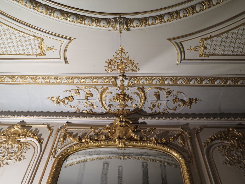 Château. Intérieur. Le grand salon. Détail du décor néo-rococo