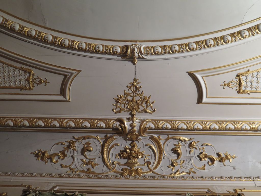 Château. Intérieur. Le grand salon. Détail du décor néo-rococo