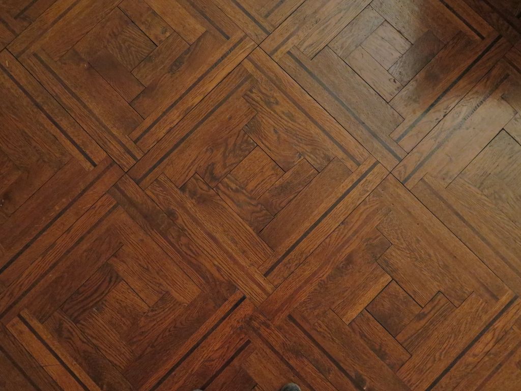 Château. Intérieur. Le grand salon. Détail du plancher, provenant de la maison Idrac de Toulouse