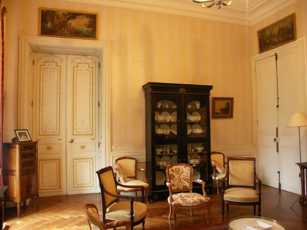 Château. Intérieur. Petit salon est.