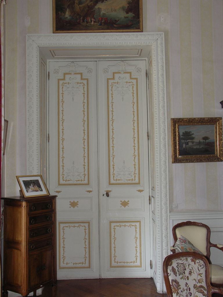 Château. Intérieur. Petit salon est.