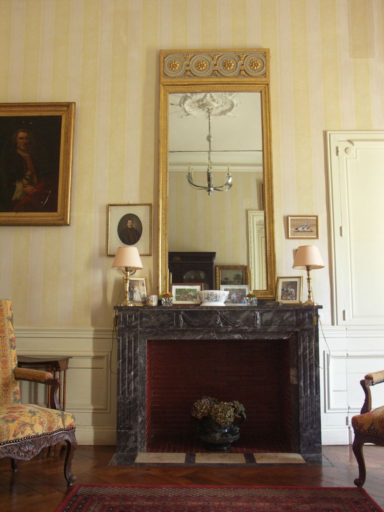 Château. Intérieur. Petit salon est. Cheminée en marbre gris, motif ruban et cordons