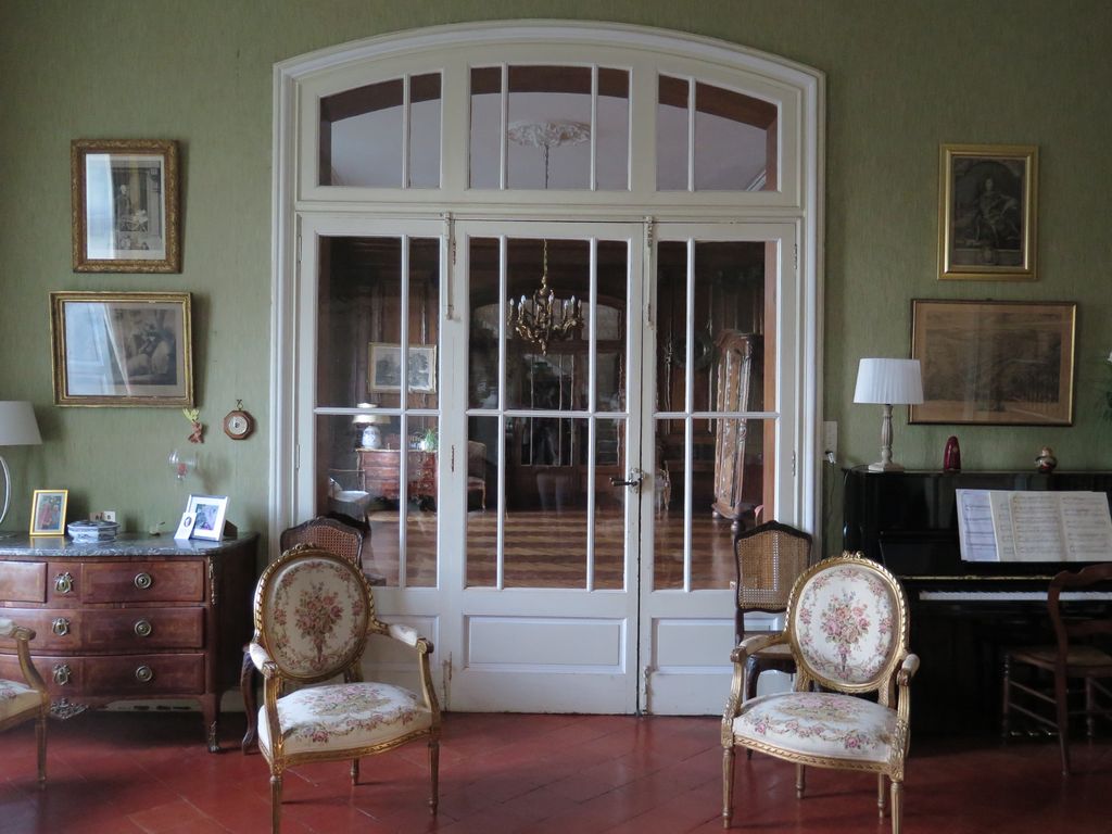 Château. Intérieur. Petit salon ouest donnant sur le vestibule