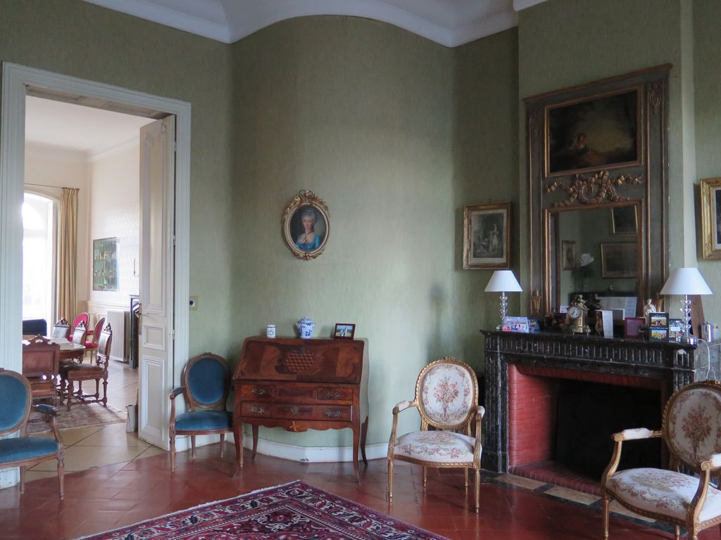 Château. Intérieur. Petit salon ouest donnant sur le vestibule et distribuant la salle à manger côté sud