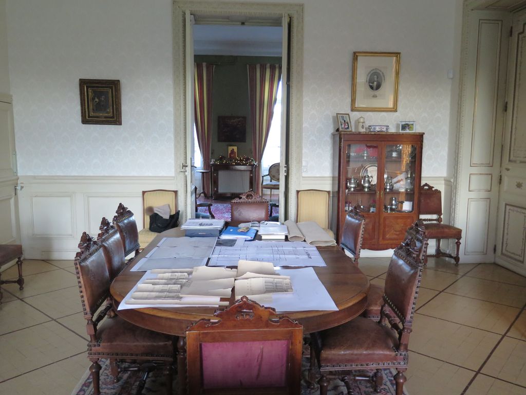 Château. Intérieur. La salle à manger côté ouest.