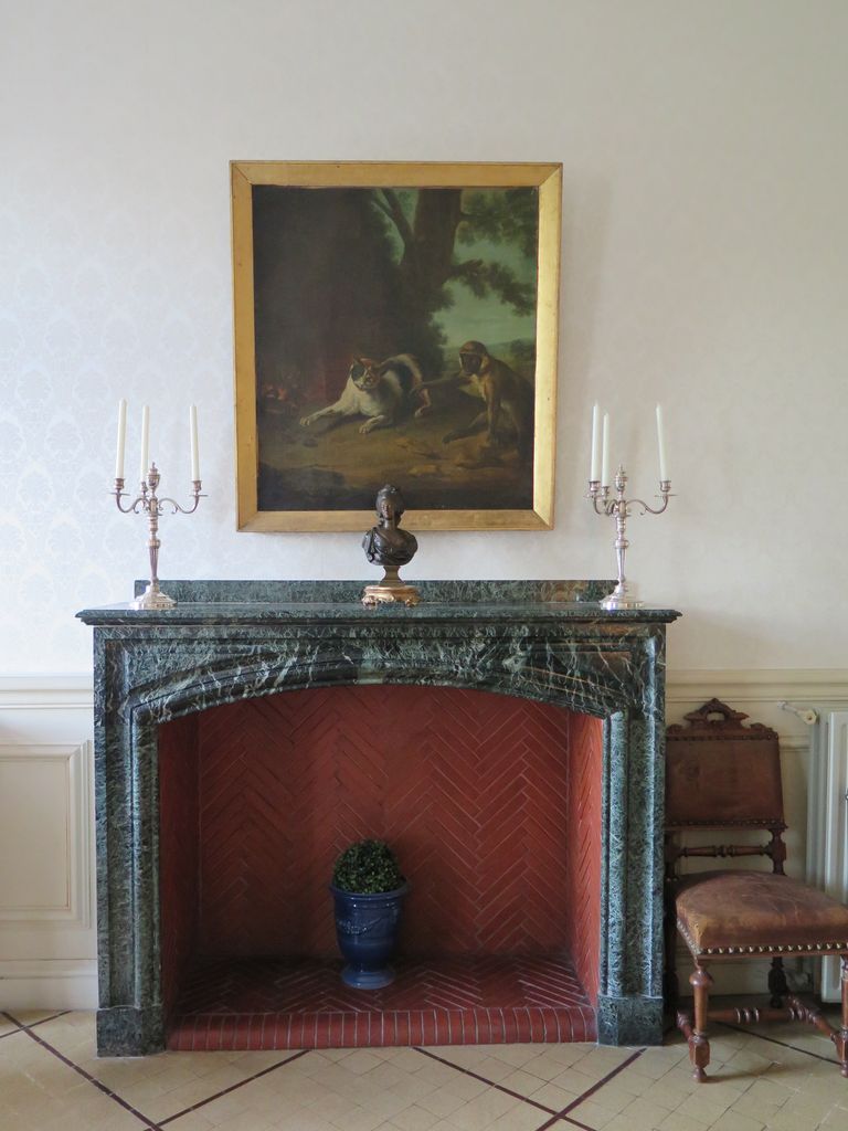 Château. Intérieur. La salle à manger côté ouest. Cheminée en marbre vert